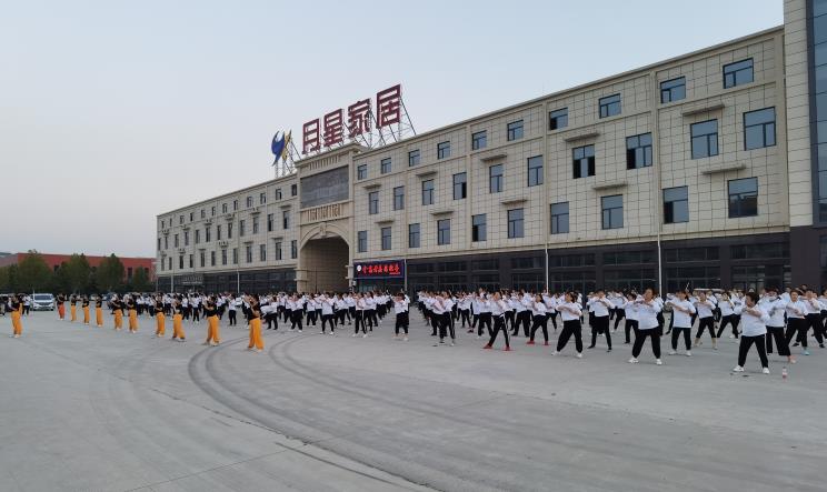 勝管曹縣運(yùn)營(yíng)中心為弘揚(yáng)全民健身運(yùn)動(dòng)，竟組建了一支“400人舞團(tuán)”